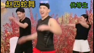 Silakan nikmati tarian ular versi Zhao Si. Kalau tidak lucu, jangan beri acungan jempol! Perbedaan a