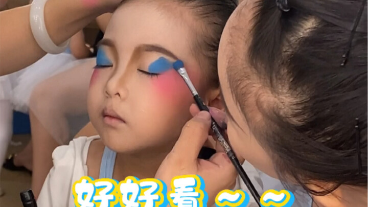 Vẽ lông mi giả cho bé năm tuổi