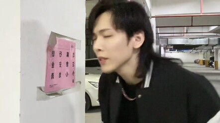 The sunshine is so bright and beautiful, yet I’m stuck in a muddy mess～