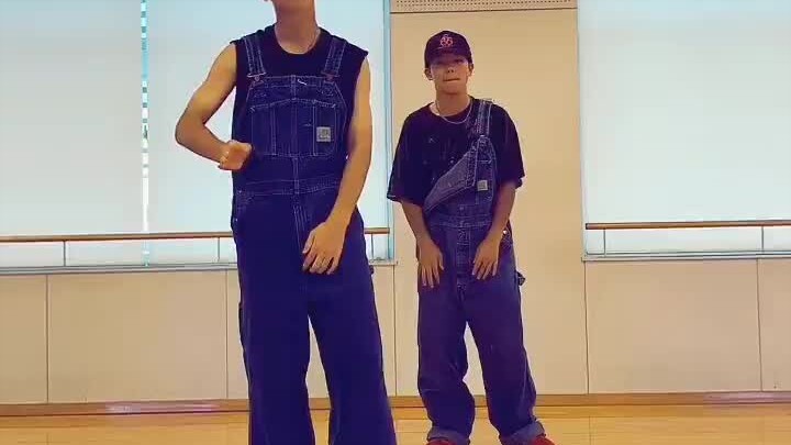 小洸的弟弟们（左三右二）跳舞好强！