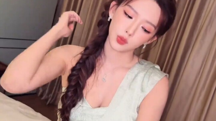 Cheng Xiao, Pei Jiaxin, and Song Yaqi’s “Little Taro Shake” hand dance challenge