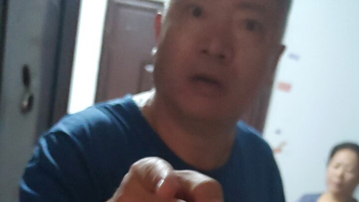 Tetangga bodoh menggedor pintu rumahku pukul 2 pagi dan bahkan sampai memukuli orang