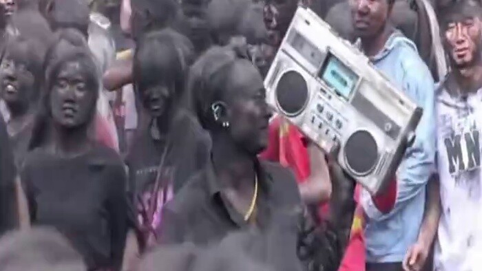 Foreigners watch the Yunnan Blackface Festival, French black people: