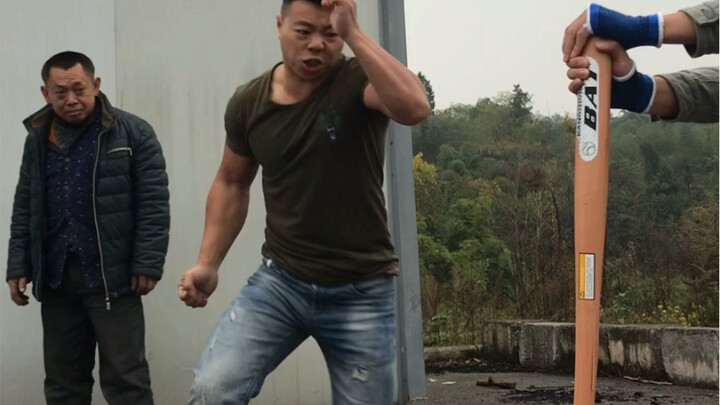 Challenged with a 50cm baseball bat, the boss said he would break it if he kicked it, and he would b