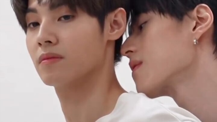 ระหว่างถ่ายโปสเตอร์ ทั้งสองคนลืมตัวเองจริงๆ