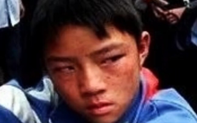 نظرة صبي في عام 2001 بعد أن تهشّم كشك والدته – لا نعرف كيف أصبح حاله الآن.