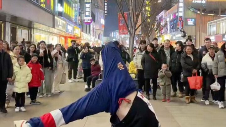 Cool Dance — This Is What Street Dance Really Looks Like! Surrounded by an Enthralled Crowd!