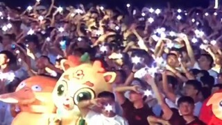 Buổi chạy đầu tiên của sinh viên năm nhất Đại học Bắc Kinh vào đầu năm học! Người bắn tiếng súng bắt
