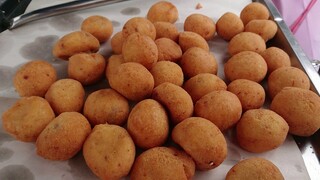 Thai street food ขนมไข่นกกระทาทอด ทำจากถั่วเขียว อร่อยมาก Thai Fried Sweet Potato Balls
