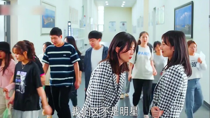 Pernah nggak kamu ketemu orang yang kayak gini? Saking pengin diperhatiin, dia sampai meniru orang l