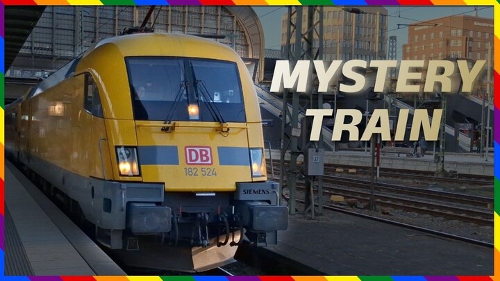 What is this weird yellow train in Hamburg, Germany？