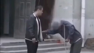 最干净的人！残疾老人捡废品遇到好心人给钱，他拒绝了!只要能靠自己的双手，绝对不接受别人的施舍