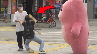 สาวเกาหลีตกพื้น!! ปฏิกิริยาสุดฟิน!! หมีสีชมพูยักษ์ Prank
