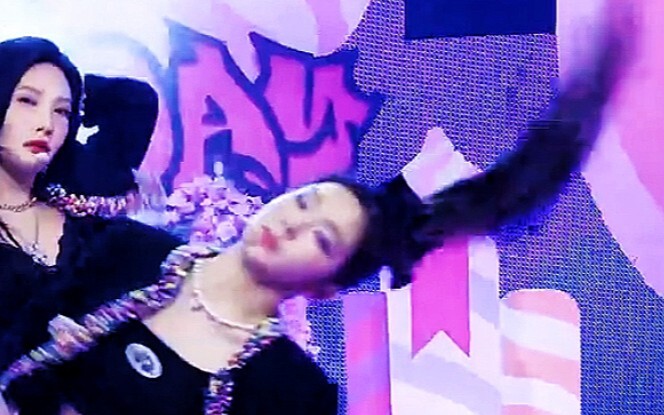 Kepalamu retak! Adikmu sendiri yang harus melemparnya!