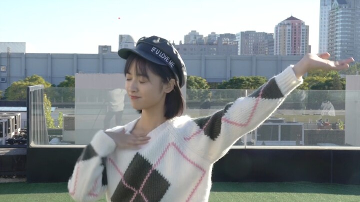 2018 Shen Yue's gift for her 10 million fans (She already had 10 million fans seven years ago)