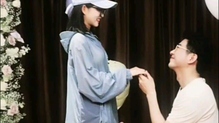 Yu Long Propose to Yang Mie Mie