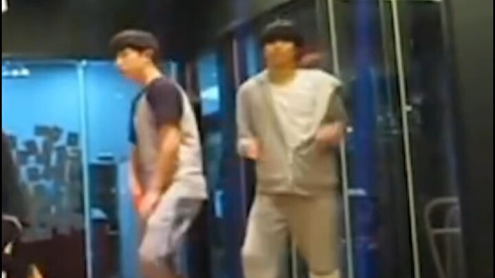 مقاطع رقص جين تينغ يو المبكرة، ستجعلك تضحك حتى الإغماء