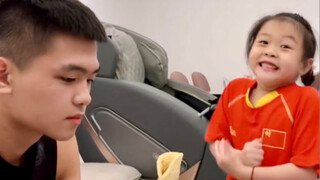 Gigitan kakak ini langsung membuat adik perempuan kehilangan kemampuan mengendalikan ekspresinya.