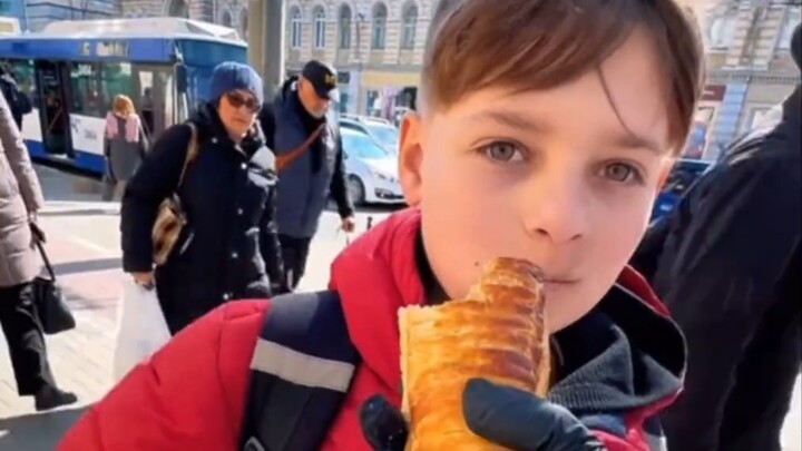 Randomly feed delicious bread
