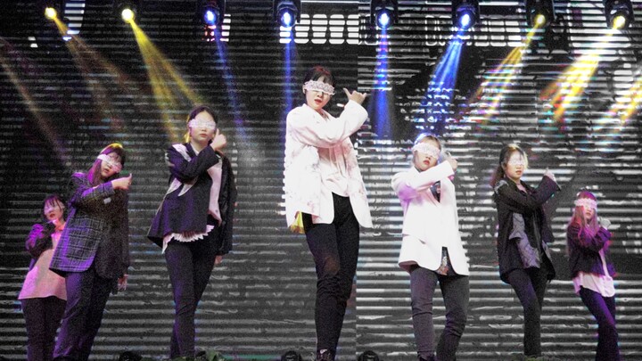 The school surprisingly appeared in the year-end music performance! Lace eye mask blindfolded BTS bl