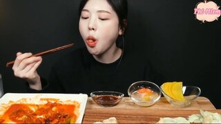 Tôm sốt kem béo, thịt heo chiên chua ngọt, mì xào hải sản cay 6 #amthuc