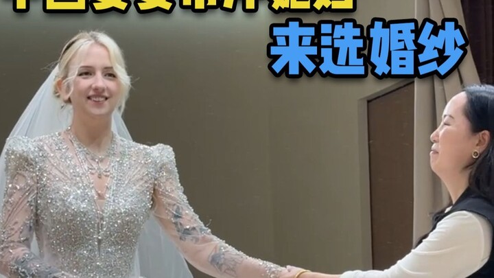 Little Foreigner Says Her Fairy-Like Grandma Dotes on Her Like a Daughter