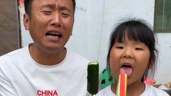 Mama makan es krim besar! Terakhir, siapa yang es krimnya palsu?