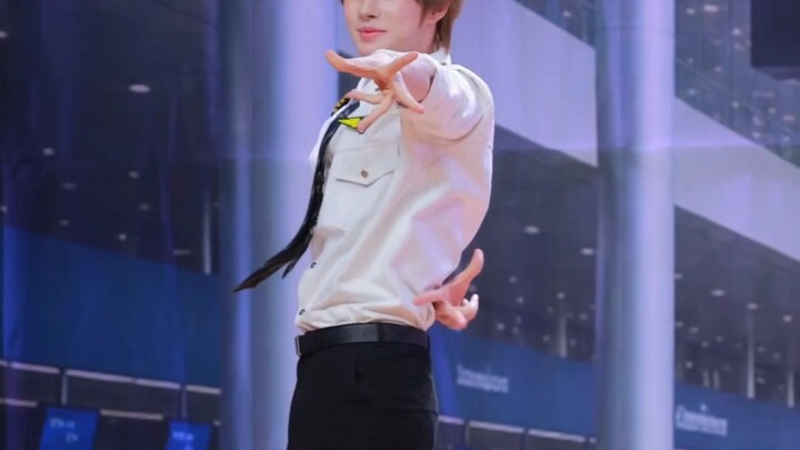โอ้โห…นี่คือไอดอลชายที่เต้นเพลง Genie ได้ดีที่สุดเท่าที่ฉันเคยเห็นมา!! ขอพรของคุณออกมาสิ!