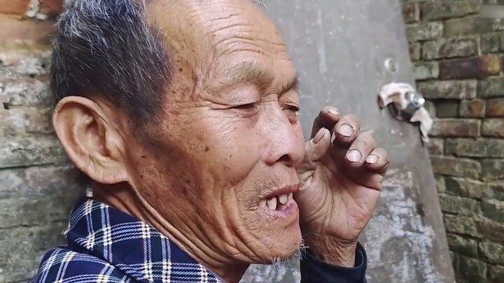 Burung unta yang dibeli kakekku secara daring seharga lebih dari 600 yuan akhirnya mati! !