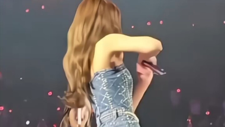 Jiwoo’s performance of Stray Kids’ “S-Class” looks a bit off, but it’s actually super funny 🤣