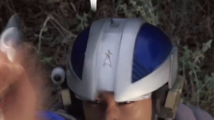 Saat namanya dinyanyikan, potong ke chapter Heisei Ultraman yang lama