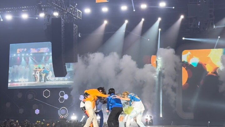 As soon as this transition effect became popular, I immediately thought to myself: "Sooner or later,