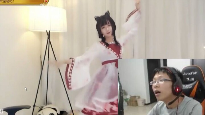 小C和菠萝赛东一起看二次元妹子跳舞  啊？这是个男的  我更兴奋了