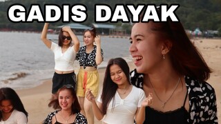 kota amoi bersama gadis dayak kalimantan