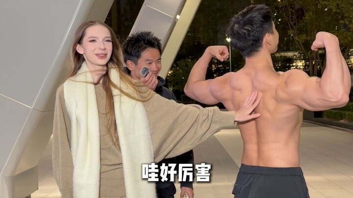 Wawancara jalanan dengan gadis yang tidak dikenal