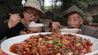 Membuat hidangan terkenal Sichuan "ayam kungpao" yang lezat dan juicy