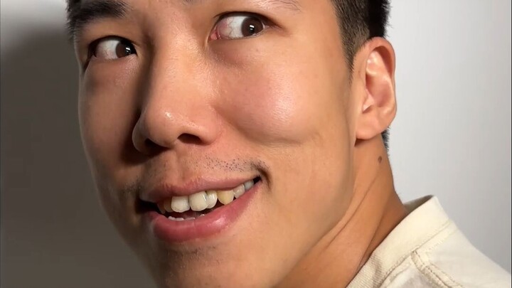 Tôi ngồi bệt dưới đất trong nhà tù 20 phút, vậy mà bạn thêm WeChat của tôi rồi hỏi tôi có đi không l