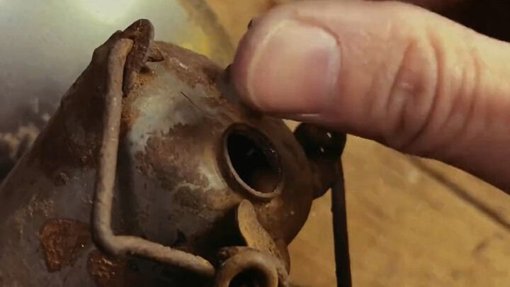 What’s the working principle behind how a few pebbles and some water can light up?