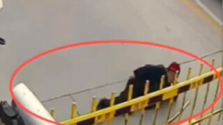 In 2019, an elderly woman in Zhengzhou was killed by an oncoming car after sleeping in a barrier gat