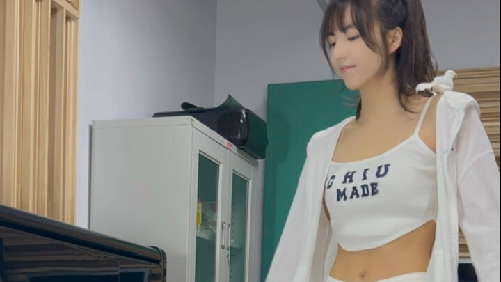 Model setinggi 1,9 meter berdiri dan memainkan "Doraemon"~