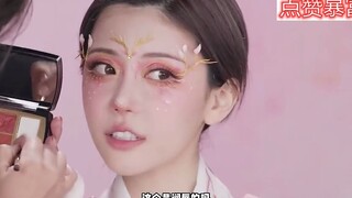 How stunning is Zhou Shuyi in traditional Chinese style? When the makeup artist told Sister Zhou to 