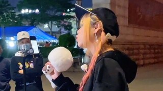 Apa-apaan! Seseorang benar-benar menyanyikan "Tokyo tidak terlalu panas" di jalan, itu hanya kebangk