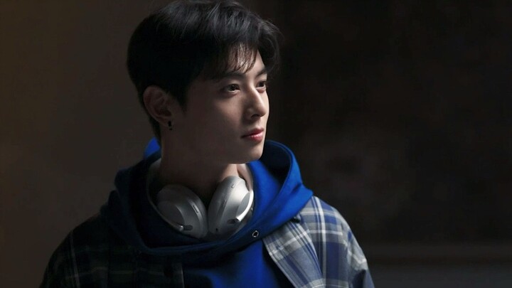 The guy who bullies the camera with his face is back!