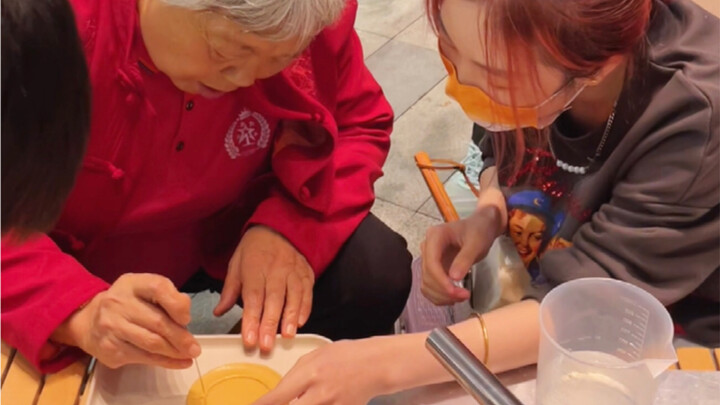 Quầy bánh đường của tôi phá sản rồi ư? Sao lại thế được? Tôi là người thích giao du mà!