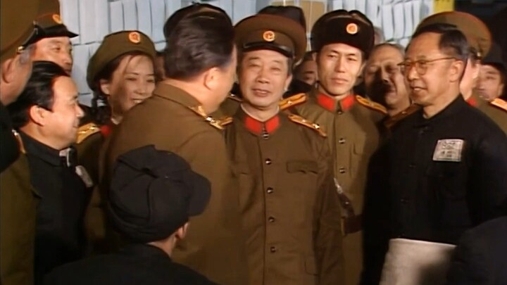 للمرة الأولى يصنع الإمبراطور شيئًا بيده، فيسخر منه أعوانه ويقولون إنه أدنى من الكلب!