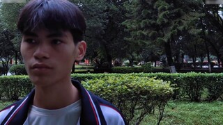 Điều gì xảy ra khi một học sinh trung học mua chiếc thắt lưng đầu tiên của mình?