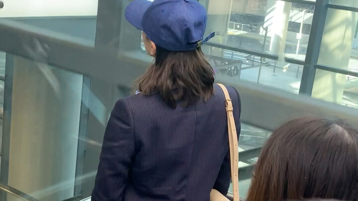 Liu Shishi เขินมากหลังจากถูกแฟนๆ ถ่ายรูป