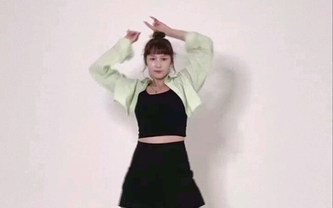 هيو نينغ لي يا/تشنغ لي يا يرقصان على أغنية Hype Boy