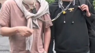 坏菜了！！成都刻板印象又得加深了，俩男子被锁住让消防员geigei开锁..