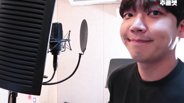 Baekhyun and his close friends perform D.O.’s new song “Rose”! He sings so well!